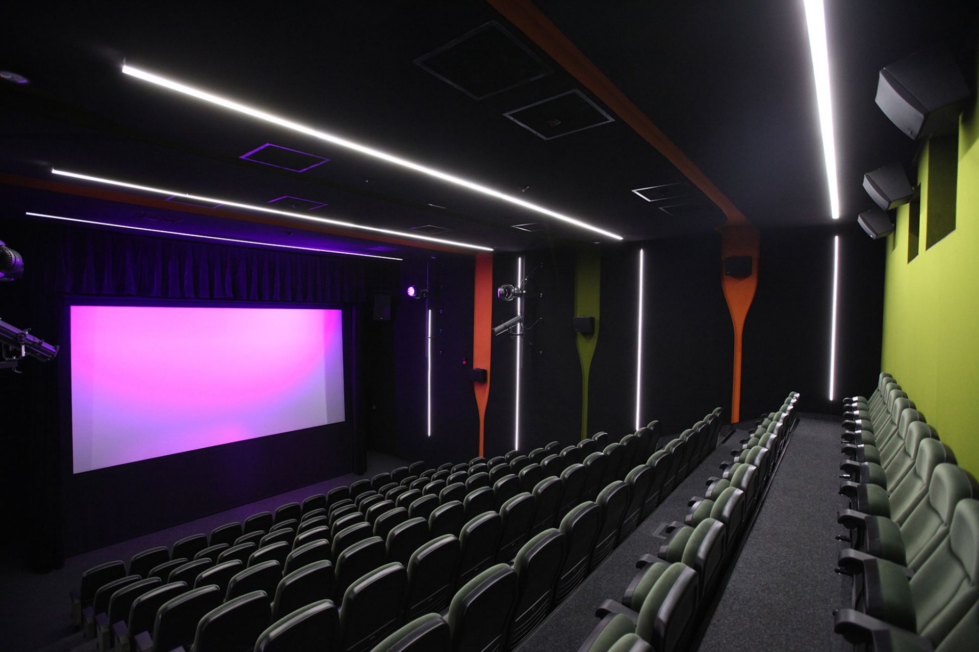 nowoczesna sala projekcyjna w muzeum sztuki nowoczesnej elektrownia w radomiu